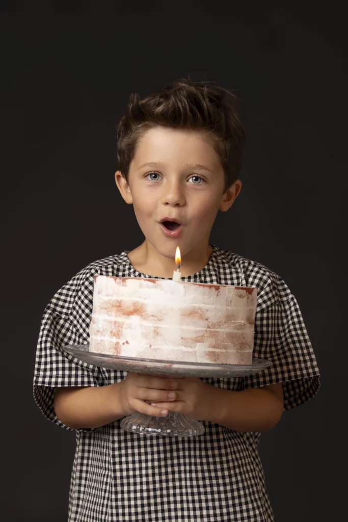 séance photo anniversaire 6 ans d'un petit garçon en studio à la Ville du Bois

