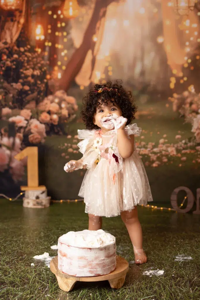 Petite fille qui découvre son gâteau lors d'une séance Smash the Cake dans un décors forêt enchantée en Essonne